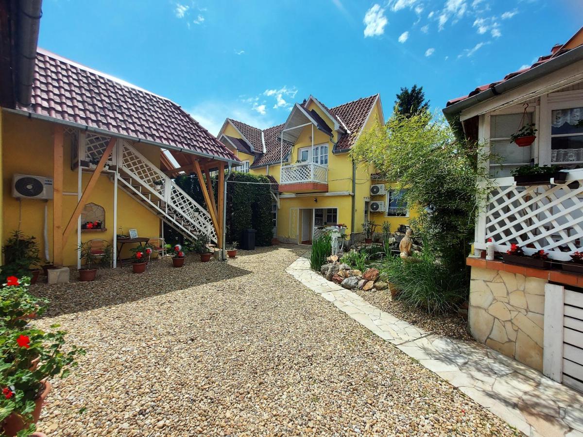 Castello Vendég és Apartmanház Eger Extérieur photo